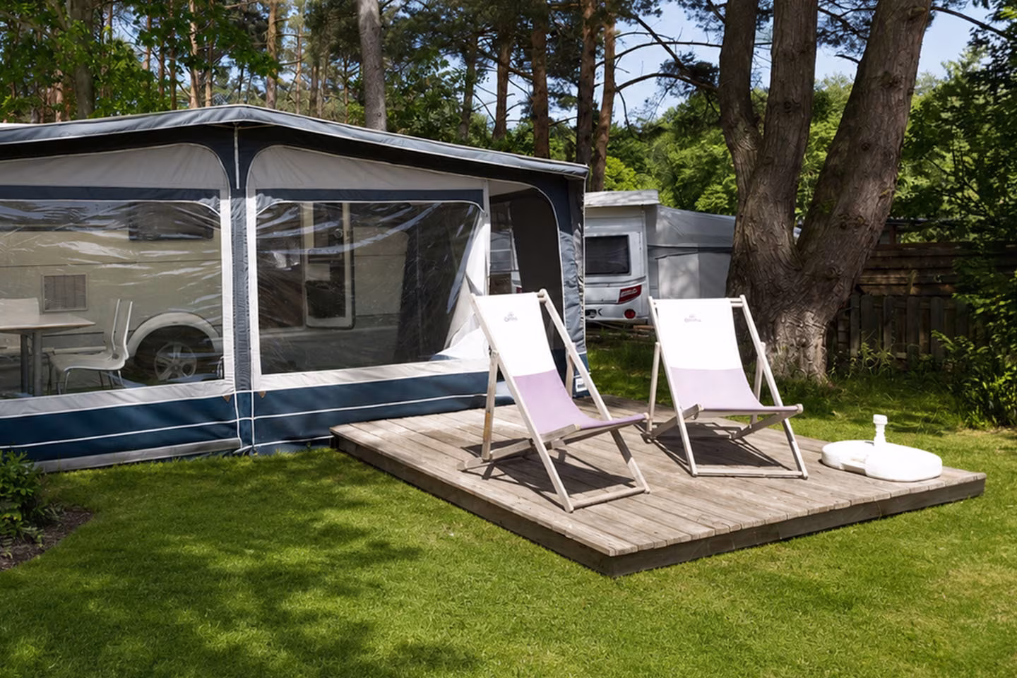 Miet-Wohnwagen mit Terrasse auf dem Campingplatz Jabel an der Müritz