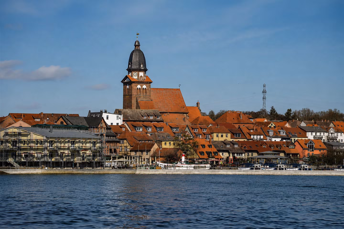 Altstadt mit Kirche an der Müritz – Ausflugsziel bei Jabel