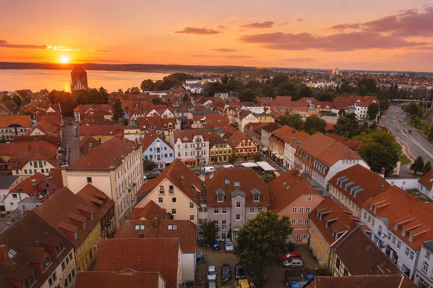 Luftbild einer Altstadt an der Müritz – Ausflugsziel bei Jabel