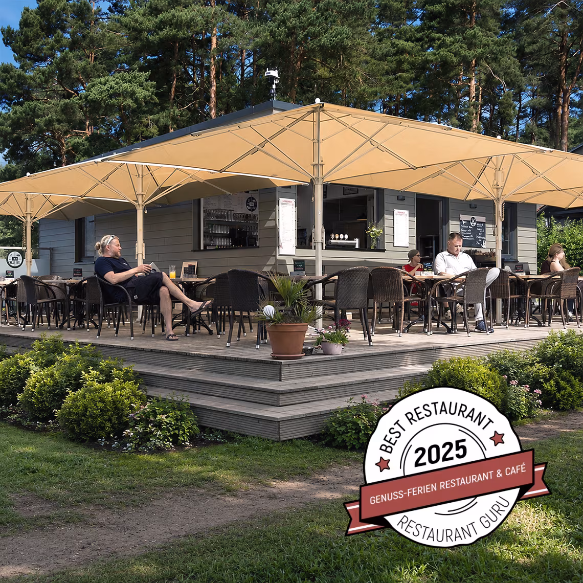 Gäste auf der Restaurant-Terrasse am See in Jabel an der Müritz
