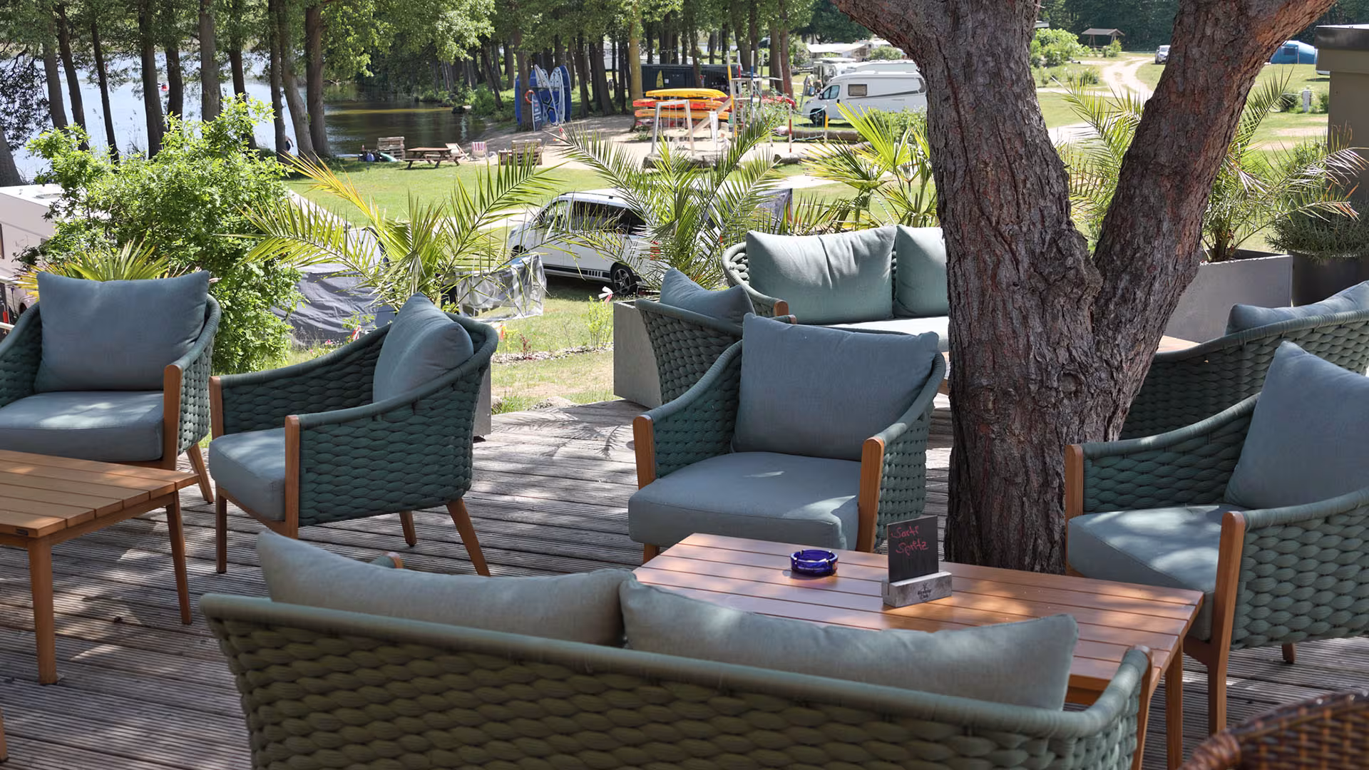 Loungebereich auf der Terrasse des Restaurants am See in Jabel an der Müritz