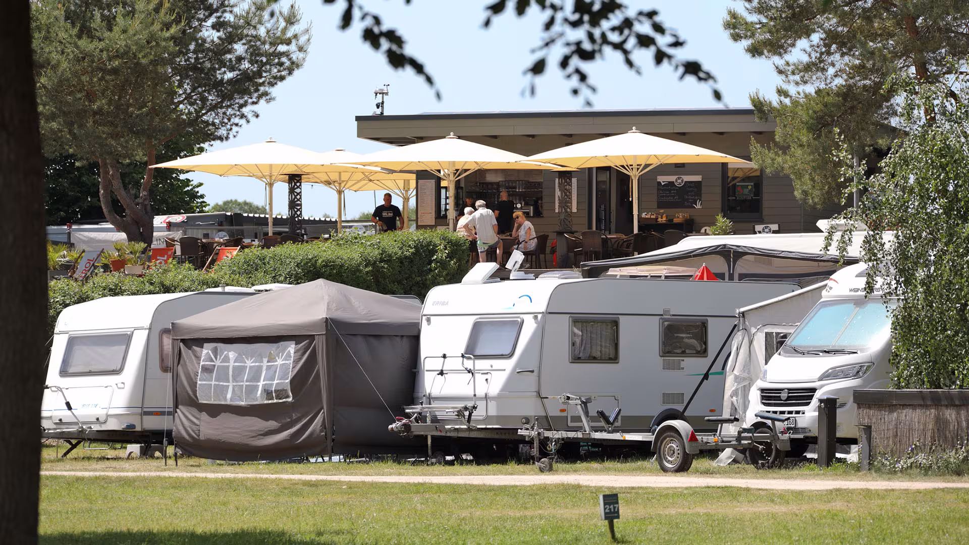 Restaurant-Terrasse mit Blick auf den Campingplatz in Jabel an der Müritz