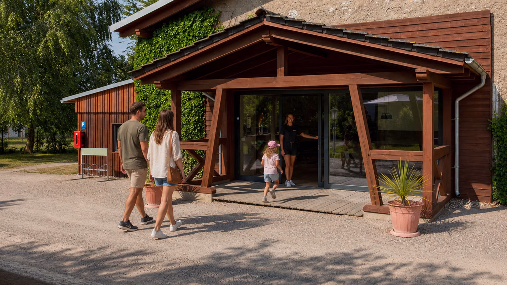 Familie vor dem modernen Ferienhaus an der Müritz in Jabel