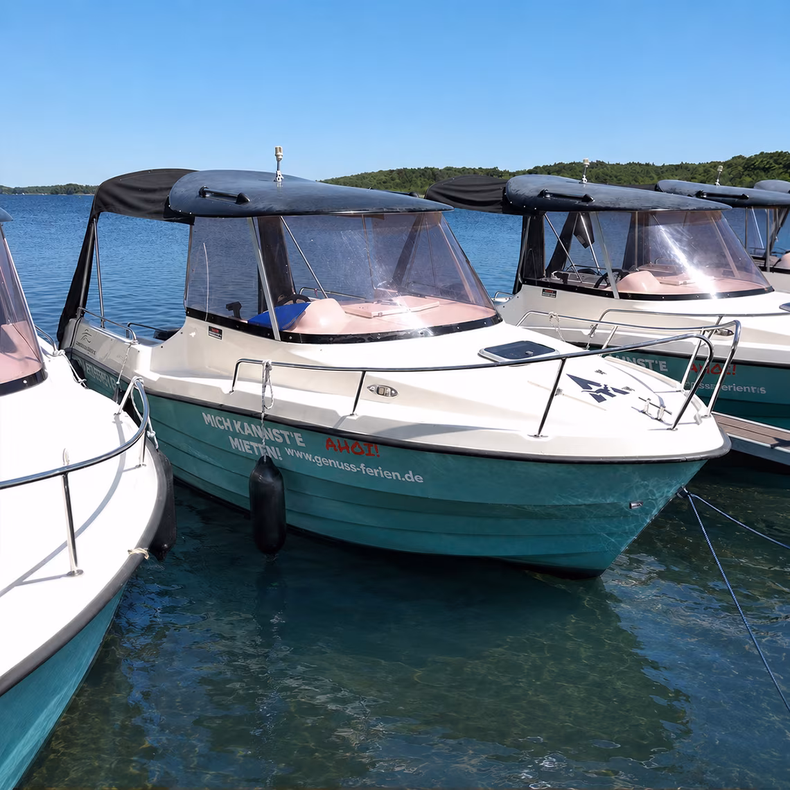 Motorboot am Bootsliegeplatz im Hafen an der Müritz in Jabel