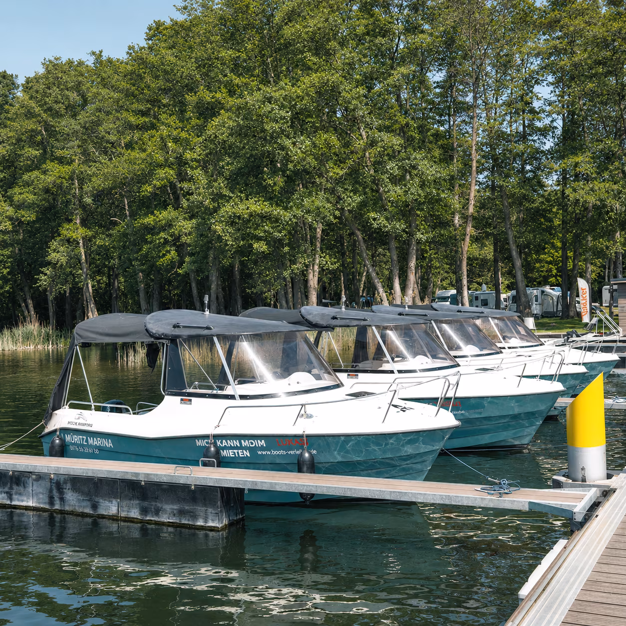Bootsverleih mit Mietbooten am Hafen in Jabel an der Müritz