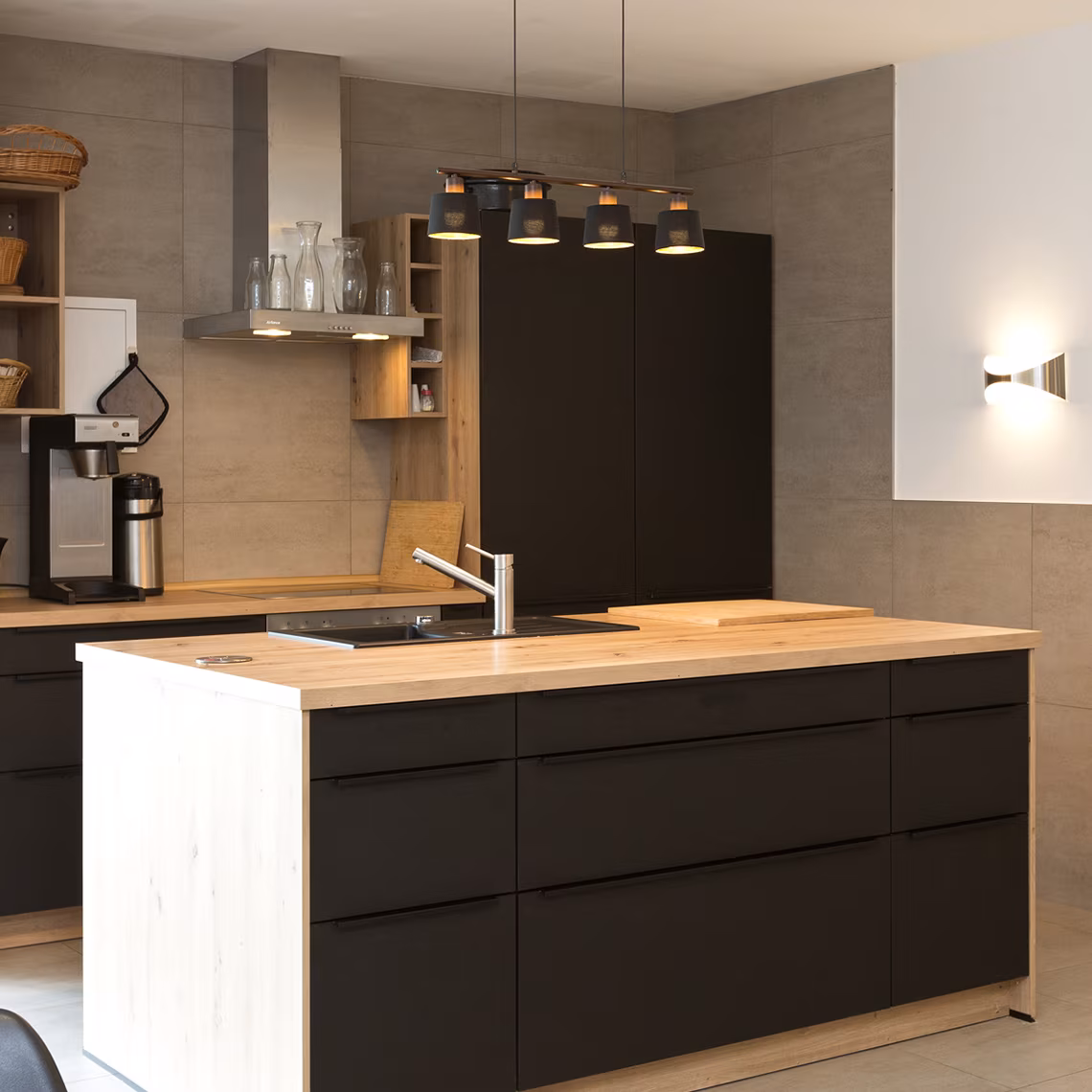 Moderne Küche mit Kaffeemaschine in der Ferienwohnung an der Müritz in Jabel
