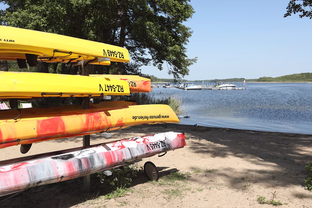 Kajaks und Kanus am Verleih in Jabel an der Müritz