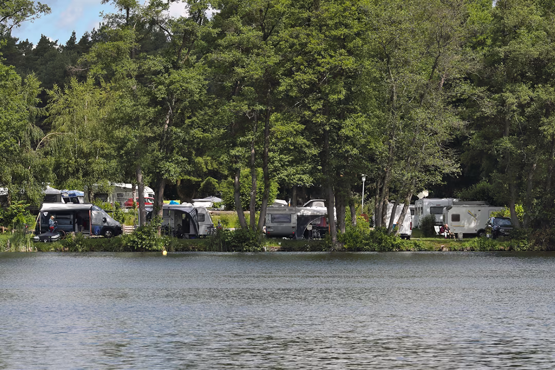 Stellplätze mit Wohnmobilen auf dem Campingplatz Jabel an der Müritz
