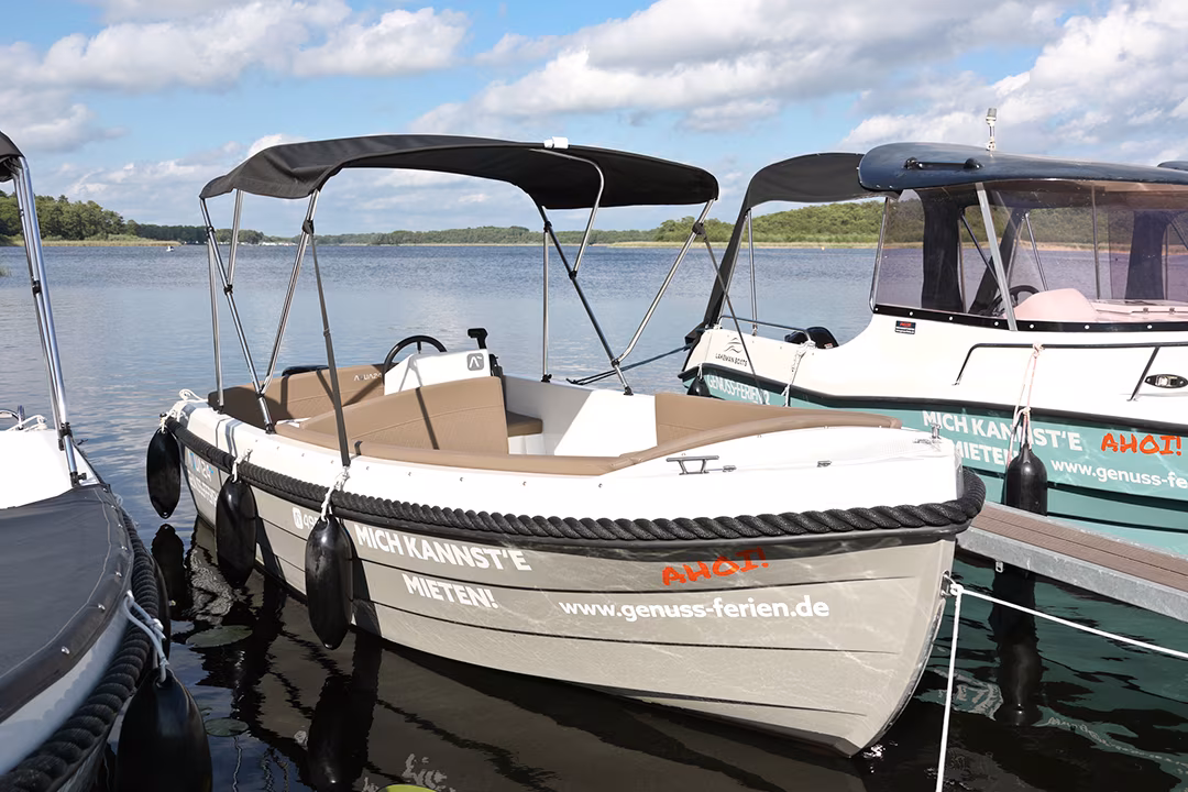 Führerscheinfreie Mietboote am Hafen in Jabel an der Müritz