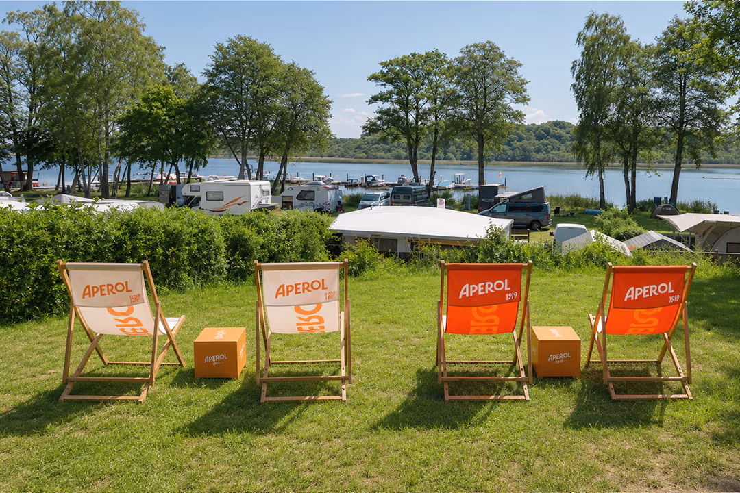 Liegestühle auf der Wiese am Restaurant in Jabel an der Müritz