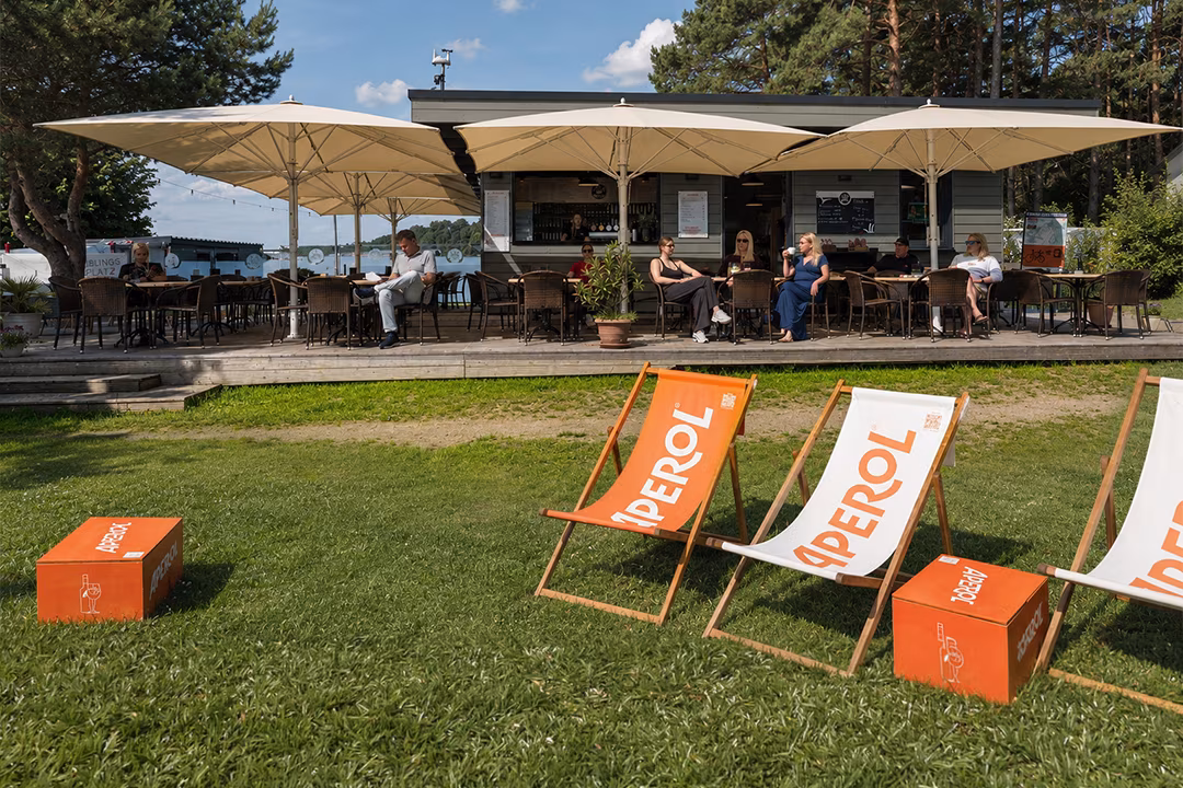 Terrasse mit Liegestühlen am Restaurant am See in Jabel an der Müritz