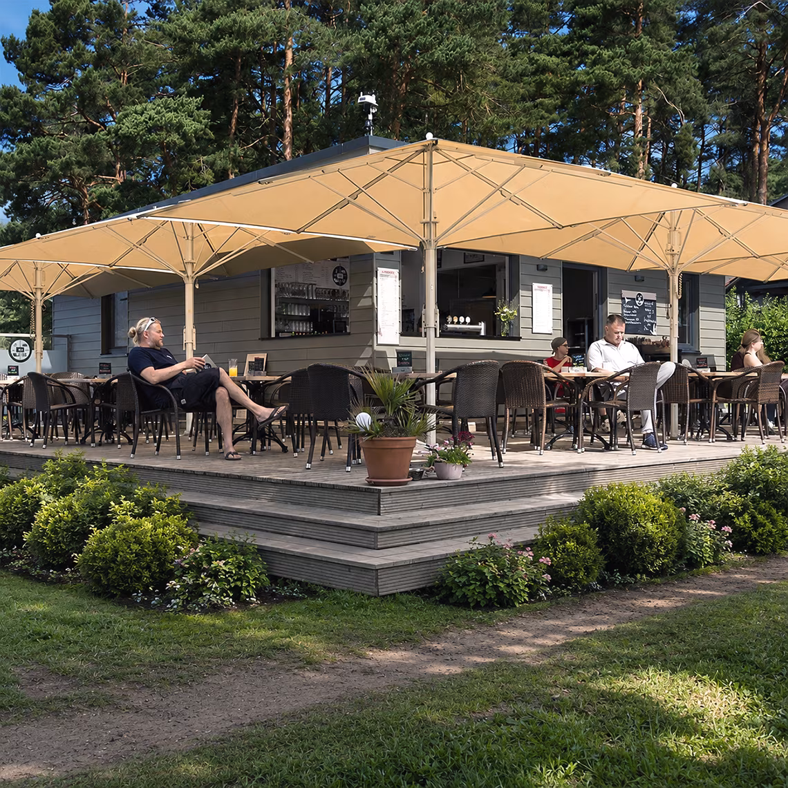 Restaurant-Terrasse mit Gästen am See in Jabel an der Müritz