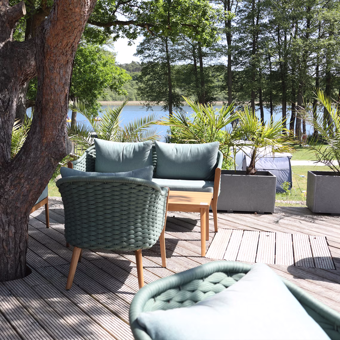 Lounge-Sitzecke auf der Terrasse des Restaurants am See an der Müritz in Jabel