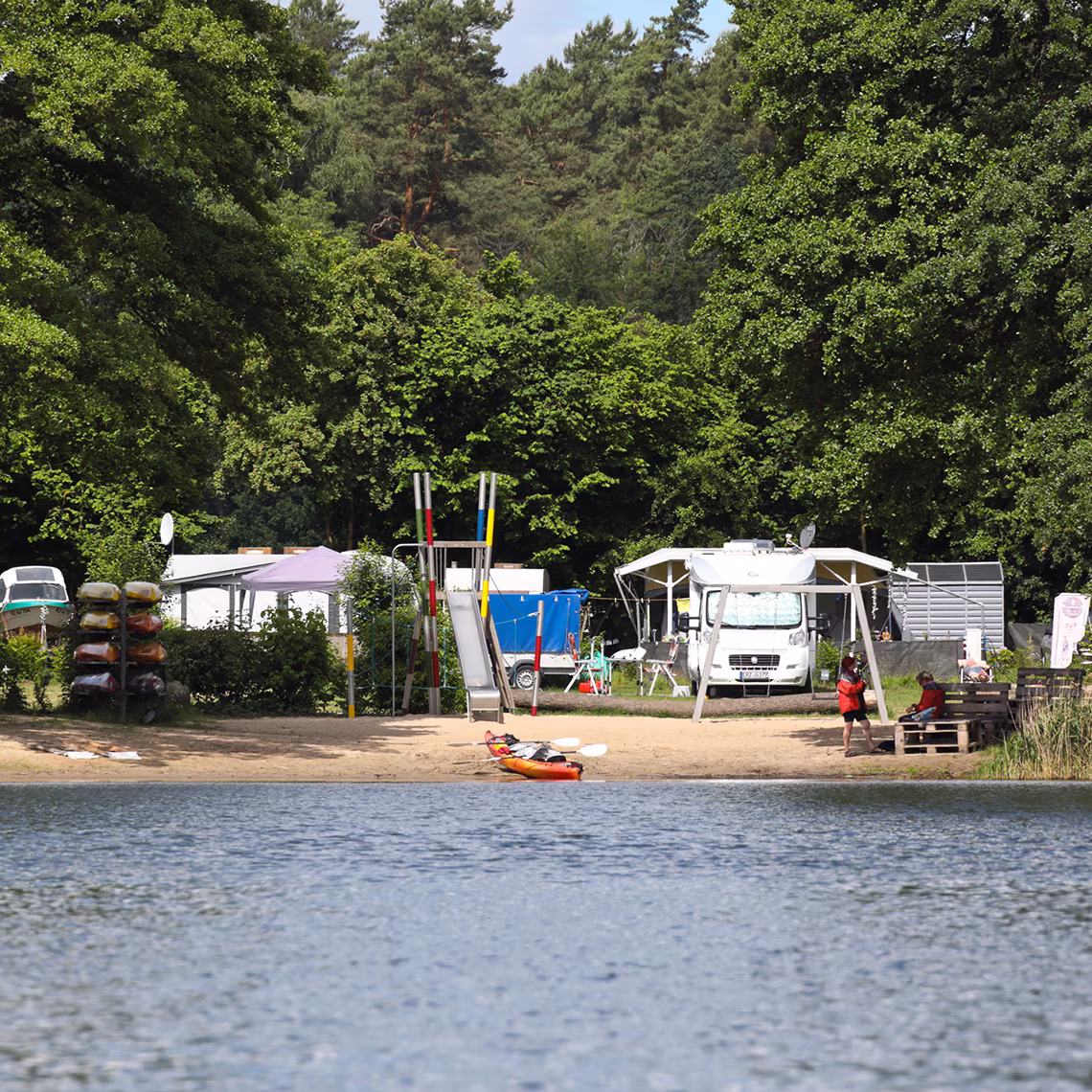 Stellplätze mit Wohnwagen auf dem Campingplatz Jabel an der Müritz