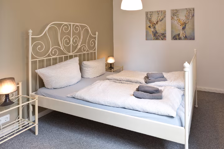 Schlafzimmer mit Doppelbett und Handtüchern in der Ferienwohnung an der Müritz in Jabel